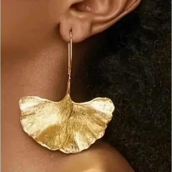 NWT Gold Plated Gingko Leaf Earrings - Picture 1 of 3